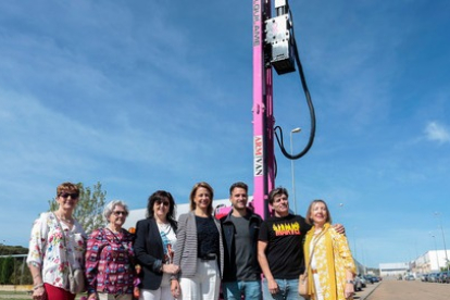 La máquina rosa solidaria con Almom fue entregada este martes en Astorga. CAMPILLO