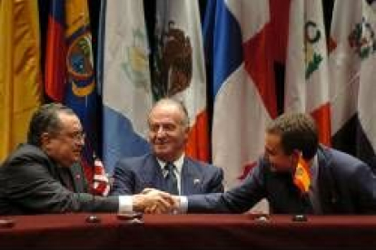 Zapatero felicita por su discurso al presidente de Costa Rica, Abel Pacheco, en presencia del Rey