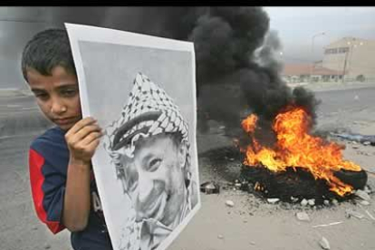 Miles de manifestantes han salido a las calles con imágenes de Arafat y han quemado neumáticos por las calles de Gaza en señal de duelo.