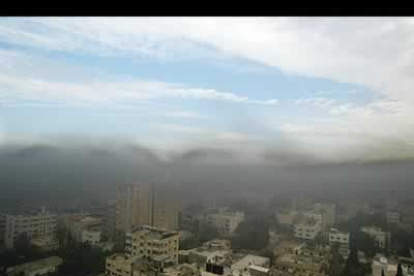 El humo de los neumáticos que se han quemado en señal de duelo cubre los territorios de Gaza.
