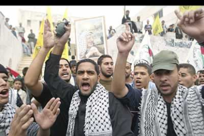 Los manifestantes, ataviados con la gorra militar y la típica palestina de su líder, han salido a las calles desde primeras horas.