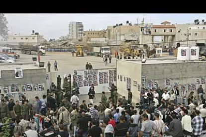 Decenas de personas ocupan ya las inmediaciones de la Mukata, la última residencia de Arafat y donde será enterrado el viernes.