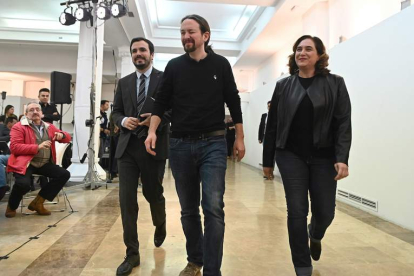 Alberto Garzón, Pablo Igleias y Ada Colau, ayer en Barcelona en una ‘cumbre’ de socios.
