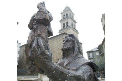 Escultura que recuerda la leyenda de la Virgen de la Encina, a los pies de la Basílica. L. DE LA MATA