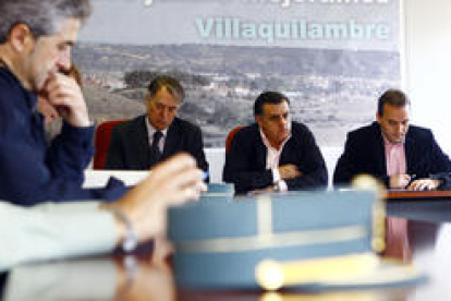 El jefe de la Policía Local de Villaquilambre, y al fondo, el subdelegado del Gobierno, el alcalde y