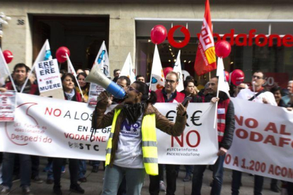 Protesta por el ERE de Vodafone que puede acabar con el despido de 1.200 personas en toda España.