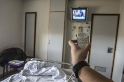 Un paciente enciende la televisión en el hospital. DL