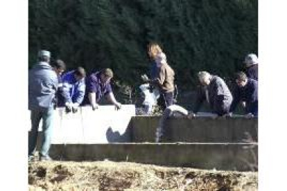 Los técnicos continuaban ayer vaciando el pozo donde apareció Dónovan en busca de más restos
