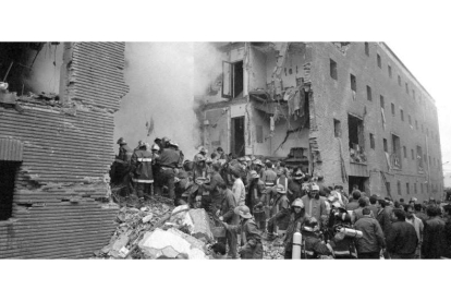 Imagen del atentado en la casa cuartel de Zaragoza. JAVIER CEBOLLADA