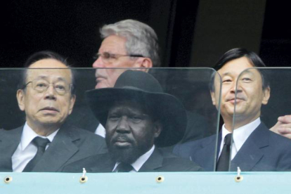 El príncipe heredero nipón Naruhito, el presidente de Sudán del Sur, Salva Kiir y el exprimer ministro japonés Yasuo Fukuda asisten al servicio religioso oficial en memoria del expresidente Nelson Mandela en el estadio FNB de Soweto en Johannesburgo DAI KUROKAWA | EFE