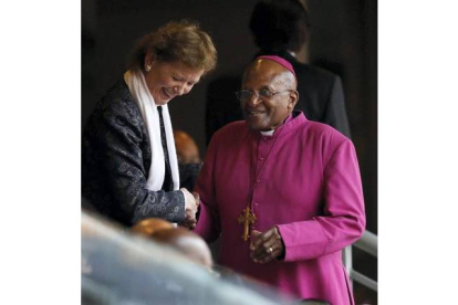 El arzobispo emérito de Ciudad del Cabo, Desmond Tutu junto a la expresidenta de Irlanda Mary Robinson Ben Curtis | AP