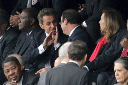 El presidente francés, François Hollande, hablando con el expresidente Nicolas Sarkozy. Peter Dejong | AP