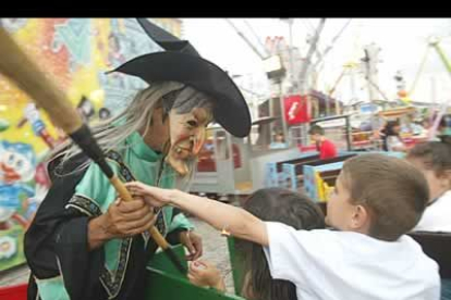 El tren de la bruja sigue siendo una de las atracciones favoritas para los más pequeños y para todo aquel que le guste recibir escobazos.