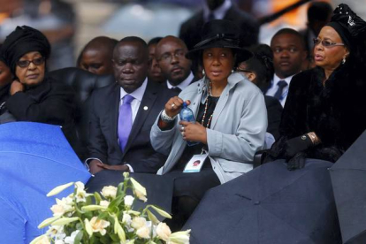 Graca Machael, la viuda de Nelson Mandela y su exmujer Winnie Madikizela-Mandela, durante el funeral. KAI PFAFFENBACH | REUTERS