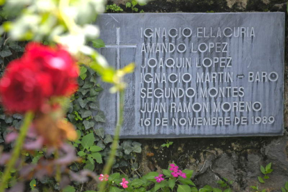 Placa en el ‘Jardin de la Rosas’ donde un grupo del ejército asesinó a los seis jesuitas. ROBERTO ESCOBAR
