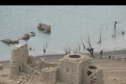 La sequía que este verano azotó la provincia  permitió ver con detalle, casi por primera vez en la historia del pantano de Luna, restos de los núcleos que quedaron sepultados bajo las aguas para siempre