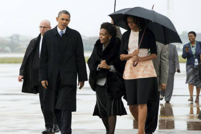 El presidente de Estados Unidos, Barack Obama, junto a la primera dama Michelle Obama, llegando al funeral. Evan Vucci | AP