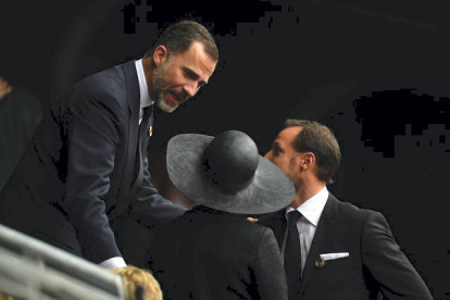 El príncipe Felipe, junto al príncipe Haakon de Noruega y a la princesa Victoria de Suecia en el funeral. ODD ANDERSEN | AFP