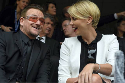 La actriz sudafricana Charlize Theron, junto al músico de la banda U2 Bono, en el funeral de Mandela ODD ANDERSEN | AFP