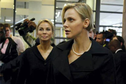 La princesa Charlene de Monaco (derecha) llega a Johannesburgo en compañía de Corinna zu Sayn-Wittgenstein. REUTERS