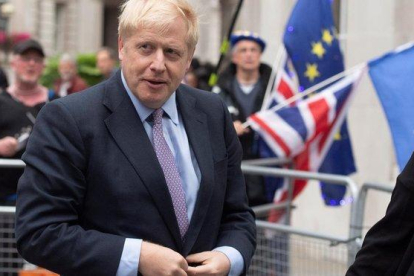 El candidato conservador a liderar el Partido Conservador Boris Johnson el martes tras llegar a la sede de la BBC en Londres.