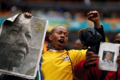 Los asistentes al estadio FNB entonan cánticos por Mandela, a su llegada a la ceremonia. KAI PFAFFENBACH | REUTERS