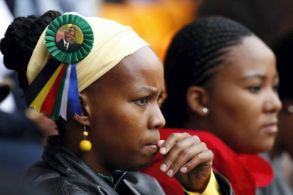 La imagen de Mandela esta presente en todas partes, en su homenaje en Soweto. SIPHIWE SIBEKO | REUTERS