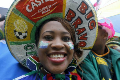 Una de las asistentes al funeral de Mandela en el estadio FNB de Soweto. KIM LUDBROOK | EFE