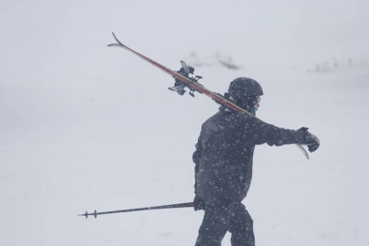 La nieve ha llegado puntual a la cita con el calendario previsto para la práctica de esquí . DL