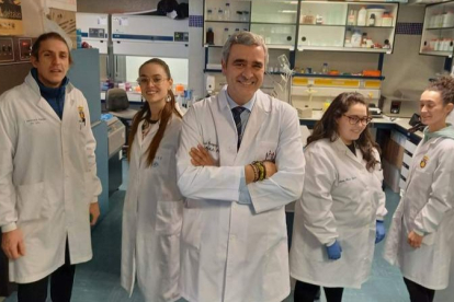 El profesor Rodríguez Lázaro, con una parte de  su equipo de investigadores. DL