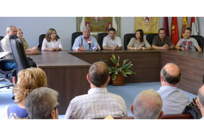 El alcalde recibió en el Consistorio a los vecinos de Cataluña.