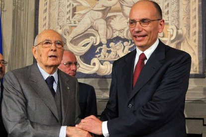El nuevo primer ministro, Enrico Letta (derecha), estrecha la mano del presidente Napolitano, este sábado en Roma.