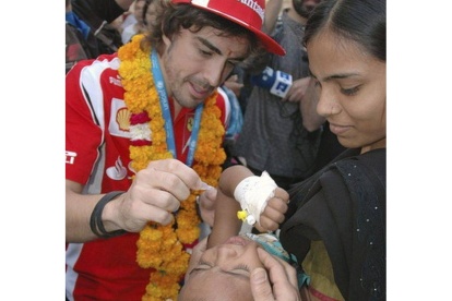 Fernando Alonso, durante la visita a un hospital de Nueva Deli.