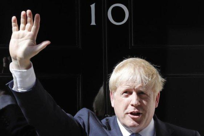 El nuevo primer ministro británico, Boris Johnson, saluda en la puerta del 10 de Downing Street, este miércoles.