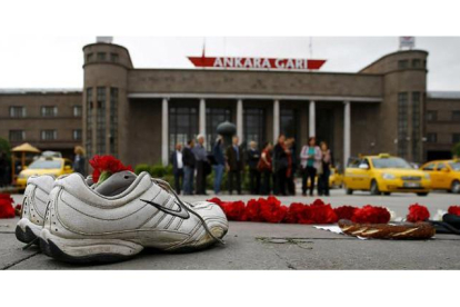 Un par de zapatillas y flores, en el lugar del cruel atentado vivido en Ankara, el pasado sábado.