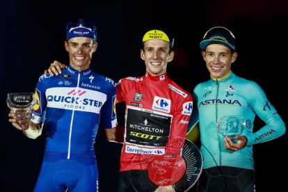 Simon Yates (en el centro), con Enric Mas (izquierda) y Miguel Ángel López, el podio de la Vuelta 2018.