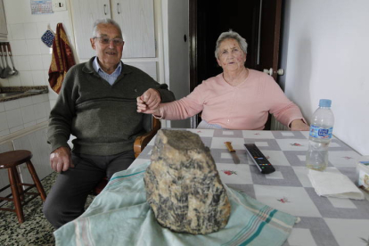 Jovino García, con su esposa y una enorme piedra de wólfram, en la cocina de su casa en Cadafresnas, en una imagen tomada para el reportaje de 2012. CARLOS FIDALGO