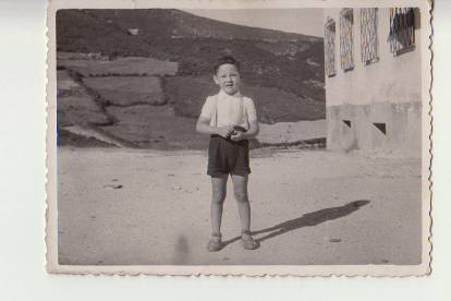 Luis García, hijo de Jovino, fue el primer niño que nació en el poblado de La Piela, donde posa en esta fotografía cuando los pabellones aún estaban habitados. Publicada por primera vez en Diario de León en 2012. CORTESÍA DE LUIS GARCÍA