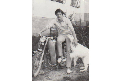 Luis García, de joven en los años sesenta, en el poblado de La Piela. Para entonces ya solo vivía su familia. CORTESÍA DE LUIS GARCÍA