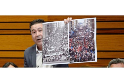 El procurador de UPL, Luis Mariano Santos (c), muestra imágenes de las manifestaciones celebradas en León en el año 1984 y en 2020. NACHO GALLEGO