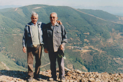 Jovino García (derecha) con un amigo, en la mina del wólfram en la Peña del Seo en una imagen sin fechar. CORTESÍA DE LUIS GARCÍA