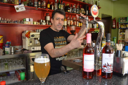 Juan Carlos lleva 12 años con el bar de Matanza. MEDINA