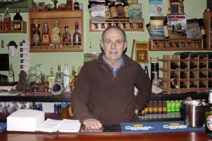 José Eugenio Cascos en su bar de Maraña. CAMPOS