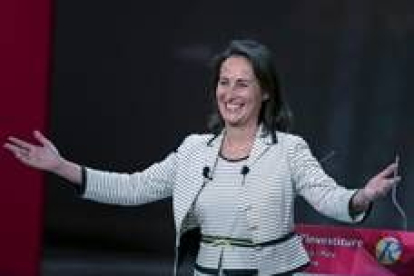 La candidata socialista a El Elíseo, Royal, saluda tras ser investida