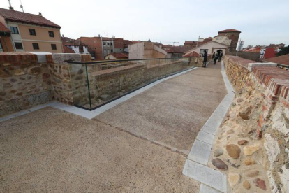 Uno de los tramos paseables de la muralla en León.