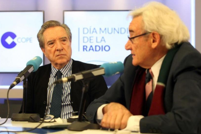 Iñaki Gabilondo y Luis del Olmo, en la cadena COPE, en el Día Mundial de la Radio del 2017.