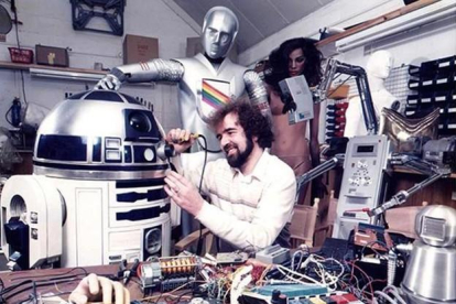 El diseñador Tony Dyson, con su creación, R2-D2.