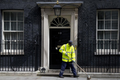 Un barrendero limpia la entrada del número 10 de Downing Street, la sede del primer ministro británico.