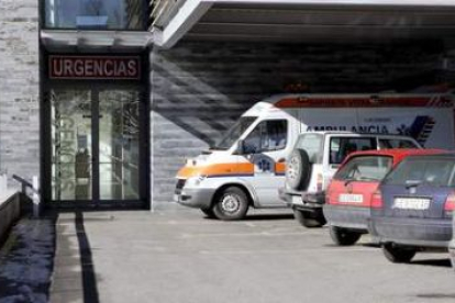 La única ambulancia de la comarca, junto a las puertas del centro de salud, en una imagen de archivo