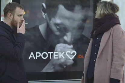 Un anuncio interactivo 'tose' en la capital sueca para concienciar contra el tabaquismo